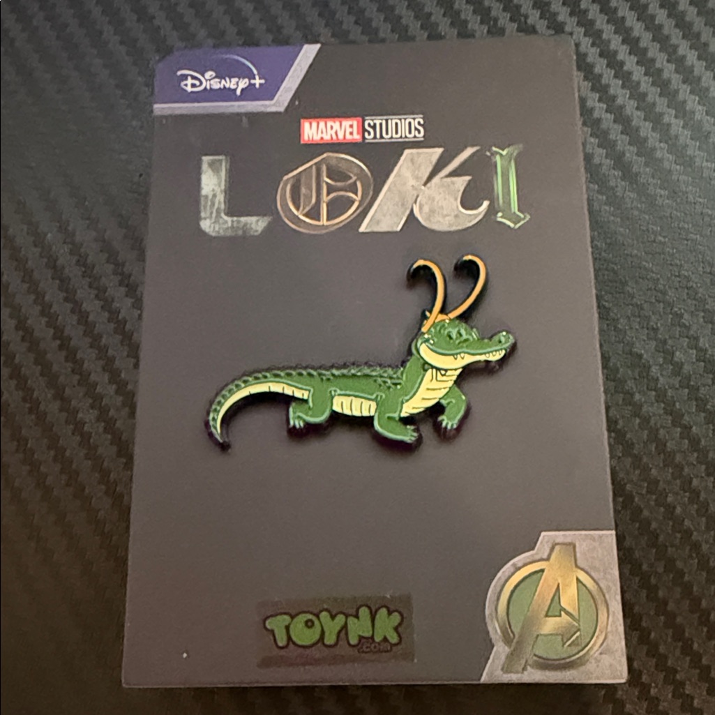 Marvel Studios Loki Alligator Pin - Green And Yellow 11$